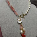 Комплект: колье, браслет и серьги из натурального речного жемчуга и кварца с подвесками