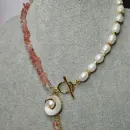 Комплект: колье, браслет и серьги из натурального речного жемчуга и кварца с подвесками