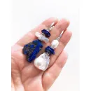 Асимметричные серьги с азуритом, премиальным барочным жемчугом и лазуритом ручной работы