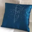 Подушка декоративная с вышивкой гладью.