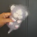 Вязаная игрушка Спящий котик