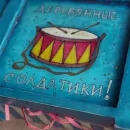 солдатики из дерева в деревянном расписном коробе.
