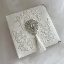 Фотоальбом свадебный белый с кружевом и брошью