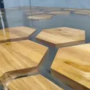 Стол из массива дуба и эпоксидной смолы Соты река