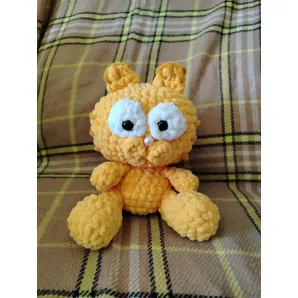 Игрушка кот из плюшевой пряжи