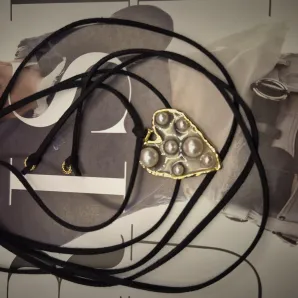 Чокер шнурок на шею из натуральной замши с кулоном в виде сердца