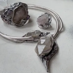 Комплект украшений из кожи и горного хрусталя