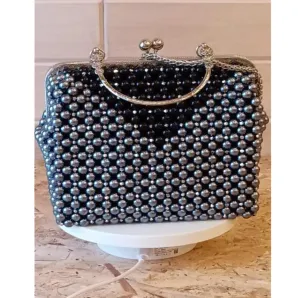 Сумочки из жемчужных бусин 10 мм черного и серого цвета