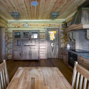 Дверь из массива дерева с витражным стеклом