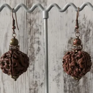 Серьги с рудракшей и унакитом