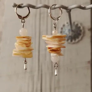 Серьги ассиметричные с ракушками и белым ониксом