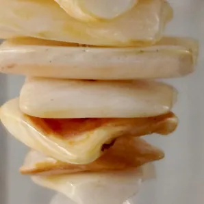 Серьги ассиметричные с ракушками и белым ониксом