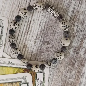 Браслет из яшмы и агата с рунами