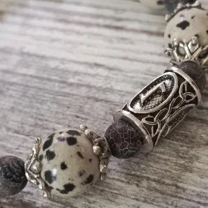 Браслет из яшмы и агата с рунами