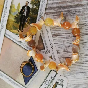 Браслет из агата и ракушек