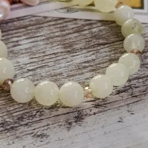 Браслет из пренита с жемчугом и кораллом