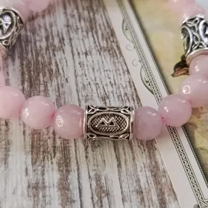 Браслет из розового кварца с рунами