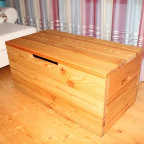 Сундук из массива лиственницы