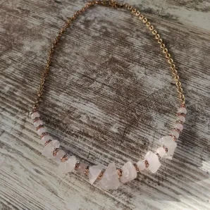 Колье с розовым кварцем