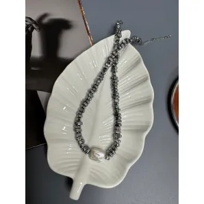 Чокер из гематита с крупной барочной жемчужиной