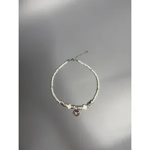 Чокер из натурального перламутра и гематита, с подвеской с бабочкой