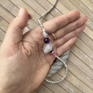 Колье из жемчуга с крупным необработанным флюоритом, аметистом и розовым. кварцем