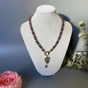 Колье из шоколадного жемчуга майорка, подвеска лист пальмы позолота.