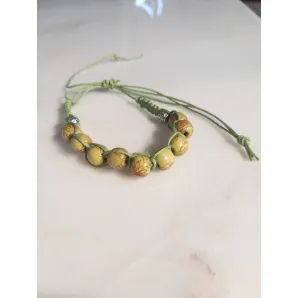 Браслет с бусинами из макраме