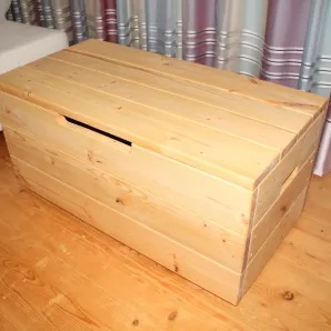 Сундук из массива ели