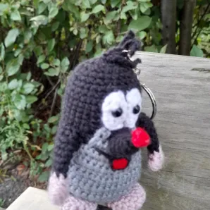 Вязаный крючком брелок Крот