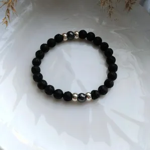 Мужской браслет с вулканической лавой и гематитом.