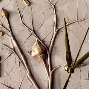 ,, Бутоны роз " часы с барельефом розы.