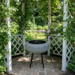 Стол из ротанга ручной работы