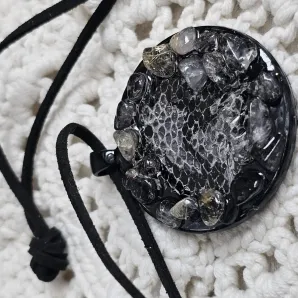 Кулон с агатом и шкурой змеи ручной работы