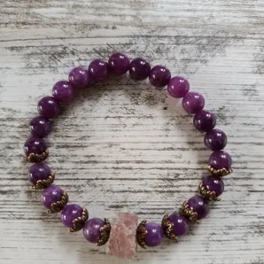 Браслет из чароита с гелиолитом.