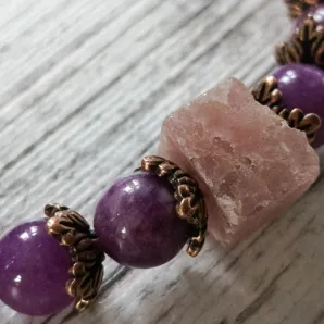 Браслет из чароита с гелиолитом.