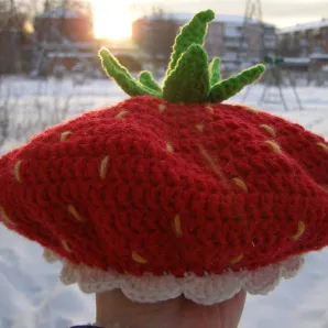 Красный берет клубничка,ручной работы