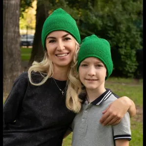 Зеленая шапка-бини ручной вязки осень/весна