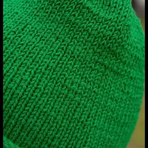Зеленая шапка-бини ручной вязки осень/весна