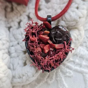 Кулон сердце с гранатом и кораллом