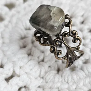 Кольцо с камнем волосы венеры