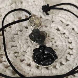 Кулон три камня