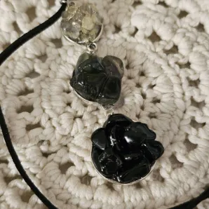 Кулон три камня