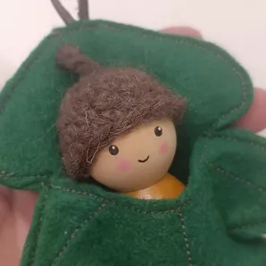 Вальдорфская куколка-гномик деревянная Желудь