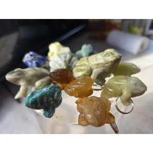 лягушка из натурального камня