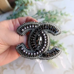 Брошь в стиле Шанель