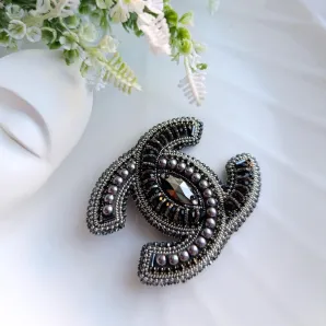 Брошь в стиле Шанель