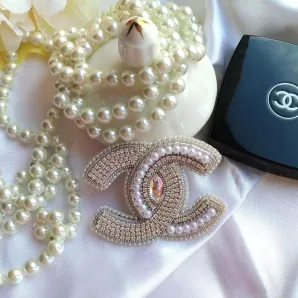 Брошь в стиле Шанель