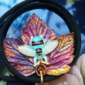 Лист смородины с голубой пчёлкой