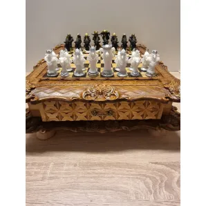 Комплект: деревянная резная шахматная доска ларец, с выдвижным ящиком для хранения фигур.